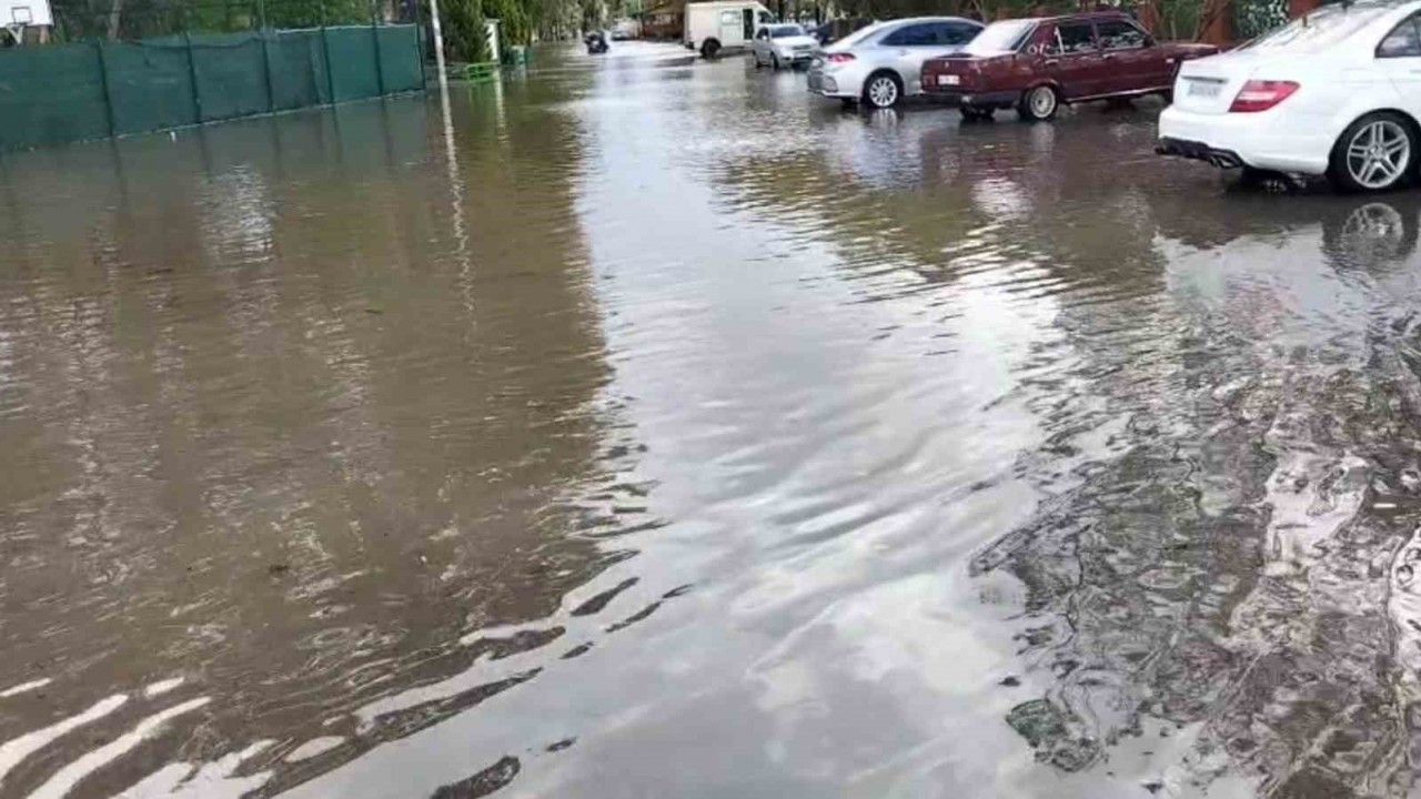 Sokaklar göle döndü