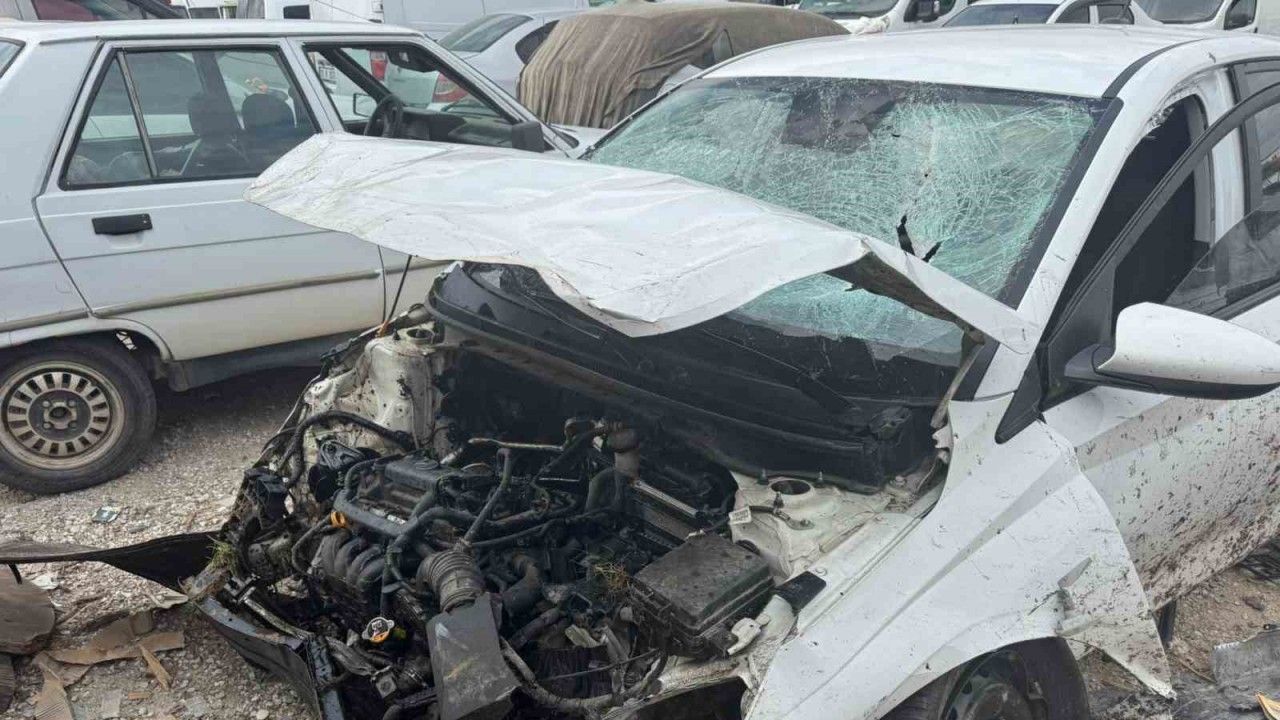 Süratle kavşağa giren otomobil metrelerce havaya uçtu