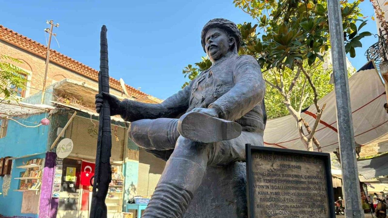 İsmail Efe heykelinin kılıcı çalındı
