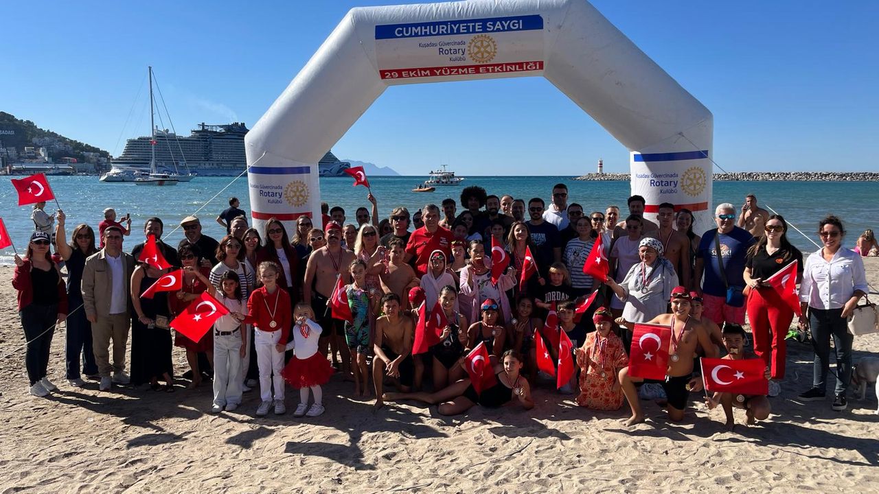 Kuşadası'nda Cumhuriyete Saygı Yüzme Etkinliği