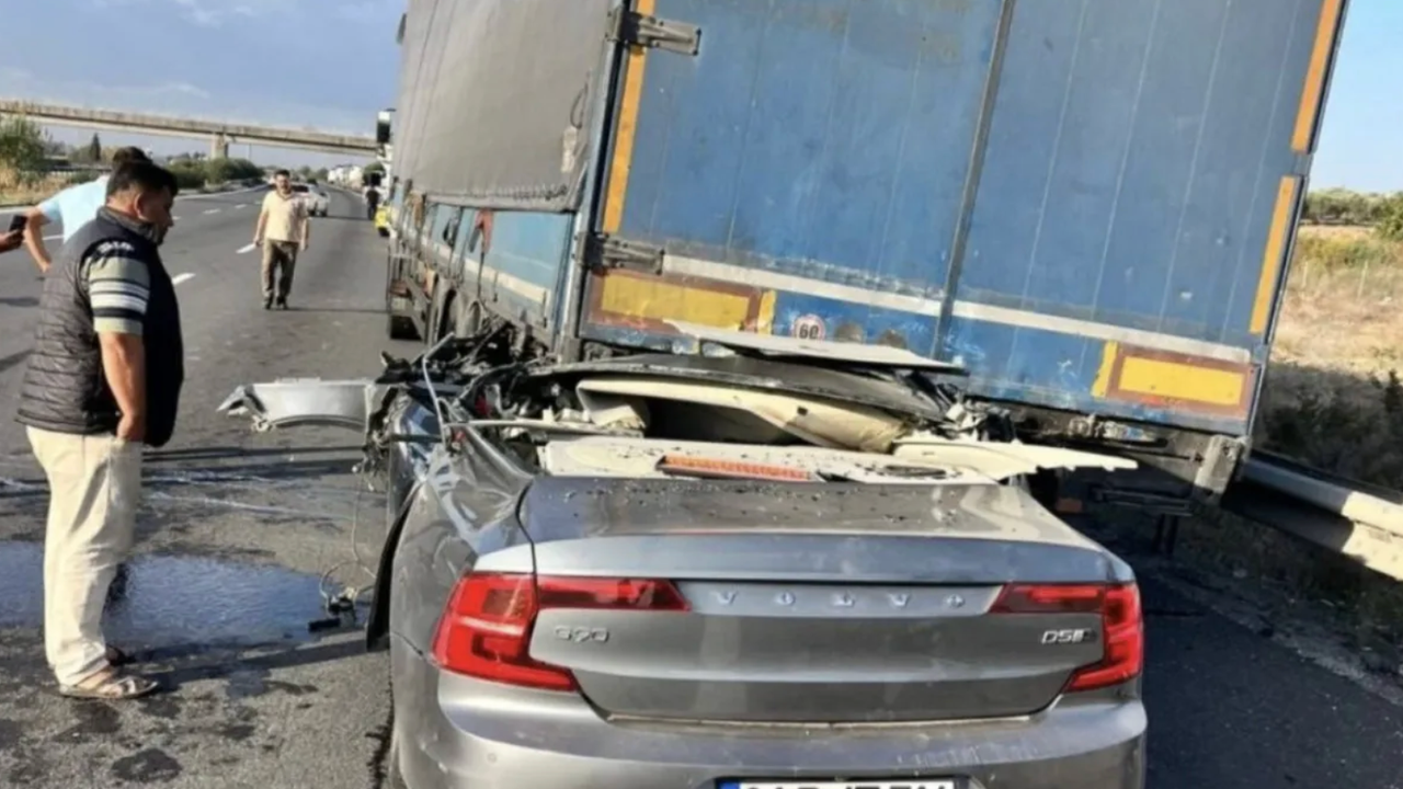 Tıra arkadan çarptı hurdaya döndü