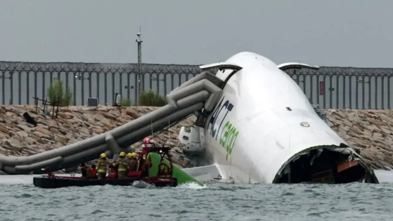 Türk kargo uçağı denize düştü: 2 ölü