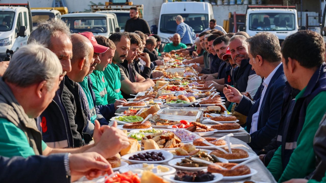 Yetişkin mesai arkadaşlarıyla kahvaltıda