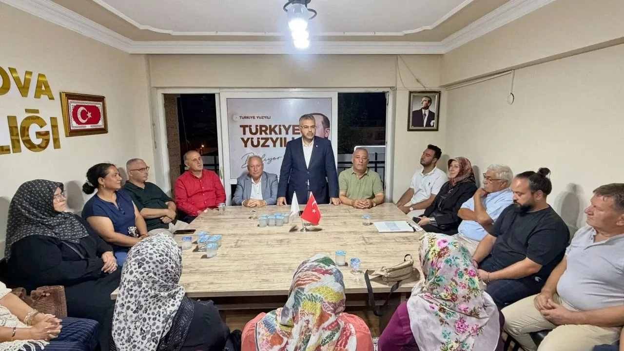 AK Parti İncirliova'da yeni üyelere rozeti Özmen taktı