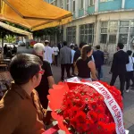 Yeni Parti, çelengini yanında götürdü