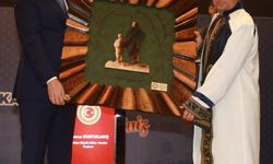 Aydınlı usta, eserleriyle makamları süslüyor