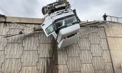 İzmir’de tır devrildi, kupası viyadükte asılı kaldı