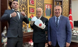 Bahçeli boks eldivenini giydi