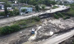 Hatay’da Heyelan Yol Kapattı
