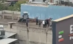 Ailesini rehin alıp bıçak çekti