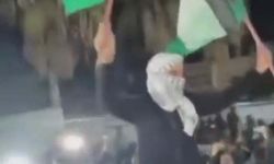 Gazze'liler  ateşkes sevinci için sokakta