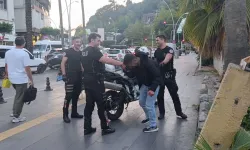 Madde bağımlısı şahıs, polisleri görünce elini öptü