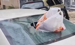Camdan atılan çöp aracın camını patlattı
