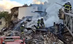 Yangında ev çöktü, kardeşler enkaz altında