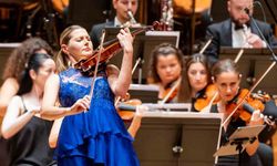 175 yıllık kemanla büyüleyen performans