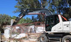 Akbük’te kaçak yapılara kepçe vuruldu
