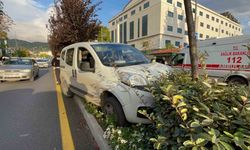 Araç refüje çıktı: 1 yaralı