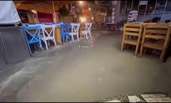 Çeşme’de şiddetli yağmur sele dönüştü