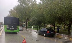 Halk otobüslerinin biri bozuldu, diğeri kaza yaptı