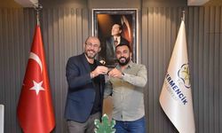 Traktör talihlisine anahtarı Başkan Zencirci verdi.