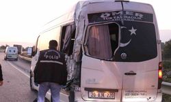 Kamyon emniyet şeridinde bekleyen işçi servisine çarptı