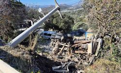 Kamyon şarampole devrildi, sürücü mahsur kaldı