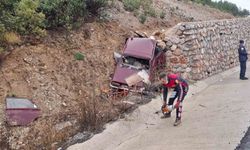 Kayganlaşan yolda otomobil istinat duvarına çarptı