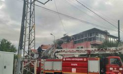 Çatı katında çıka yangın evi esir aldı