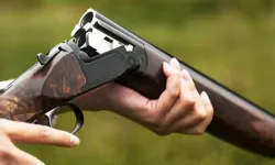 Tarlasını süren çiftçinin pulluğuna av tüfeği takıldı