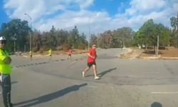 Halk koşusuna öfkeli sürücü tepki gösterdi