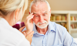 İşitme kaybı Alzheimer'i tetikliyor