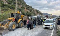 Hafriyat kamyonu devrildi: 2 yaralı