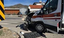 Hasta taşıyan ambulans kaza yaptı: 2 yaralı
