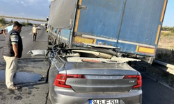 Tıra arkadan çarptı hurdaya döndü