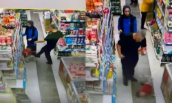 Küçücük çocuğu yerde tekmeleyerek dövdü
