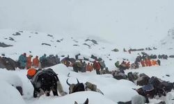 Everest’te Mahsur Kalan 1000 Kişi Kurtarıldı