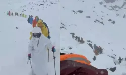 Everest’te Bin Kişi Mahsur, Kurtarma Zorlu Şartlarda Devam Ediyor