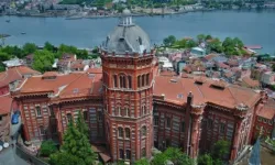 Fener Rum Lisesi’ne “boşaltın” yazısı