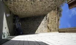 Otomobil, 15 metrelik uçurumdan düştü