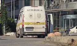 Motosikletli saldırganlar galeriyi kurşunladı