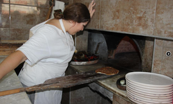 Fırının ateşiyle hayalini yoğuruyor
