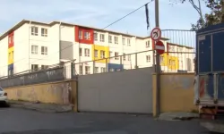 Okul kapısı çocukların üzerine düştü: 1'i ağır 4 yaralı