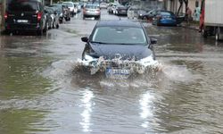 Sağanak sonrası yollar göle döndü