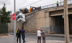 Viyadükte asılı kaldı! O anlar kamerada