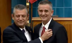 CHP'ye katıldı: Rozeti Özgür Özel taktı