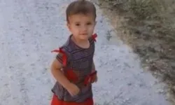 Küçük çocuk, babasının kullandığı traktörün altında kaldı