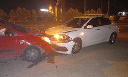 Kontrolden çıkan otomobilpolis aracına çarptı