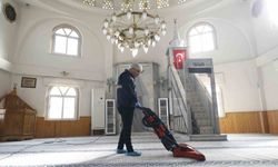Camilerde temizlik çalışmalarını sürdürüyor