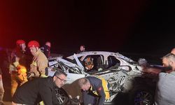 Kamyonete arkadan çarpan otomobil hurda yığınına döndü