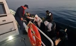 Kuşadası açıklarında 14 düzensiz göçmen yakalandı